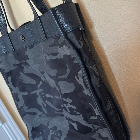 Lululemon Now and Always Tote camo 15L expandable tote bag - Picture 5 of 13
